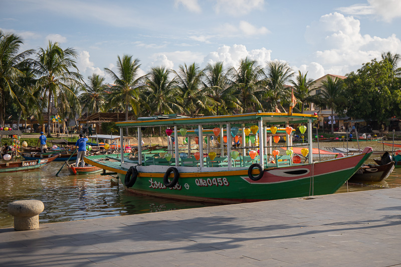 Đi thuyền thúng trong rừng dừa nước là một hoạt động thú vị ngắn ngày và là cơ hội hoàn hảo để chụp ảnh gia đình ở Hội An